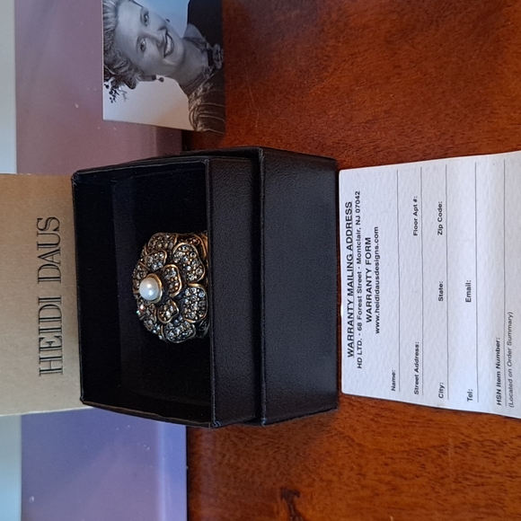 Heidi Daus vintage ring all warranty and paperwork original box! Size 9 - Picture 3 of 6